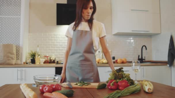 Vegetarian cooking healthy food in modern kitchen — Stock Video