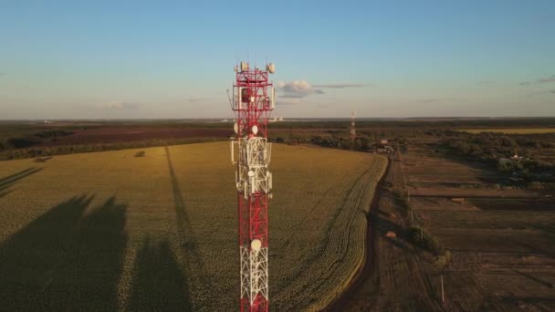 Telefon kulesinin 5G baz istasyonu alıcısı olan yeri — Stok video