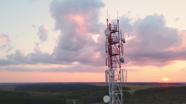 Antena de la torre 5G de la telecomunicación, torre del teléfono celular con la estación base 5G — Vídeos de Stock