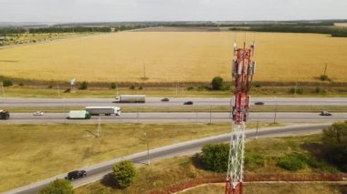 Otoyol yakınında otoyol trafiği olan Telekomünikasyon Anten Alıcı Kulesi