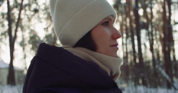 Vrouw Wandelend Het Winterbos Sneeuw Tussen Bomen Bij Zonsondergang Vrolijk — Stockvideo
