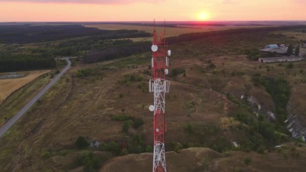 Telecom toren met 5g basisstation antenne — Stockvideo