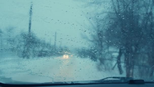 汽车挡风玻璃雨刷正在清扫雪 — 图库视频影像