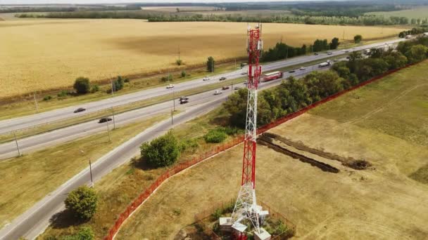Torre del receptor de la antena de la telecomunicación cerca de carretera con tráfico del coche — Vídeo de stock