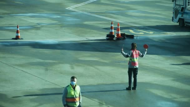 Luchthaven Personeel Nemen Van Aangelande Vliegtuigen Luchtvaart Grondafhandeling Trabzon International — Stockvideo