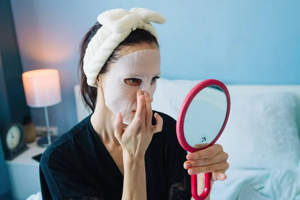 Femme Maison Routine Soins Peau Utilisant Masque Facial Devant Miroir — Photo