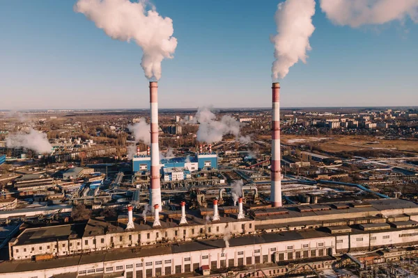 Fabrika bacası emisyonları, iklim değişikliği ve çevre konsepti için küresel ısınma. Hava görünümü