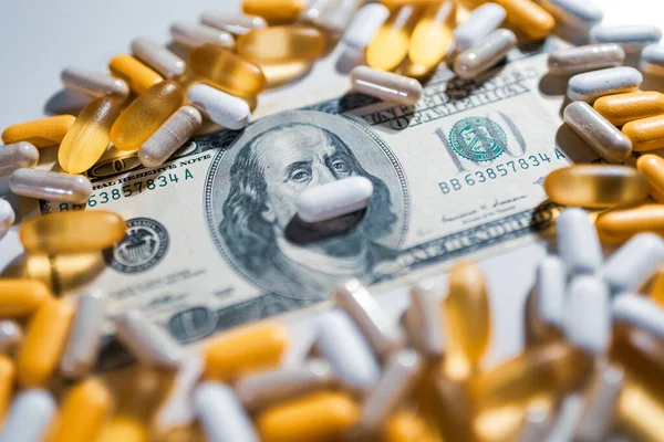 Büyük ilaç komplo teorisi. ABD Doları 'nın üzerinde yatan tıbbi haplar..