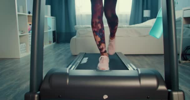 Latihan treadmill cardio latihan di ruang tamu — Stok Video