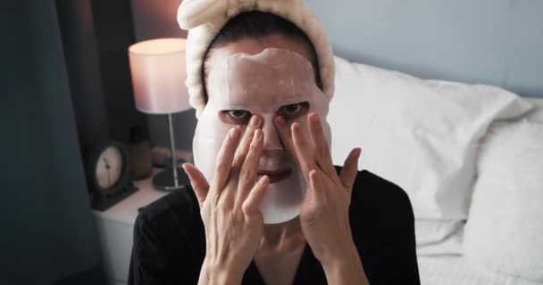 Young woman at home apply face mask after doing a skincare beauty routine — Stock Video