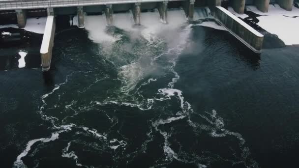 Barragem hidrelétrica com água corrente através do portão — Vídeo de Stock