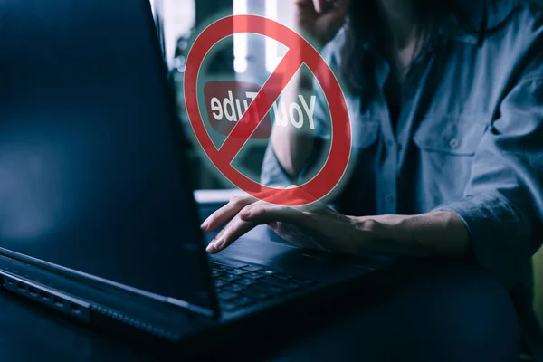 Moskova, Rusya - Mart 02, 2022 - Youtube 'un Prohobisi, internette popüler bir video yayını. Hükümet canlı yayın hizmetini engelledi. Propaganda kavramı.