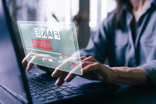 Sahte haber konsepti Sahte haber, canlı video yayını politik internet sosyal ağ konsepti. TV ve gazetelerde sahte yanlış bilgilendirme teknolojisi. Sanal ekranda kadın izlemesi