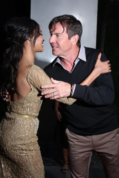 Zoe saldana och dennis quaid — Stockfoto