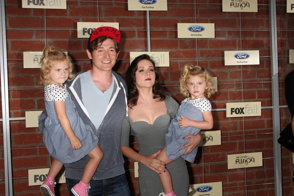 Lucas Neff, Shannon Woodward, Rylie e Baylie Cregut — Fotografia de Stock