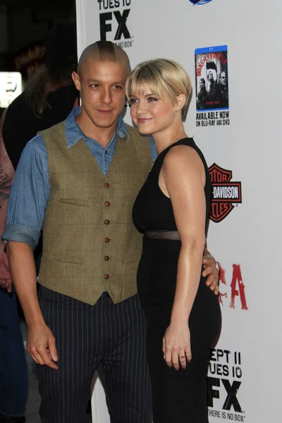 Theo Rossi, Sarah Jones — Stockfoto