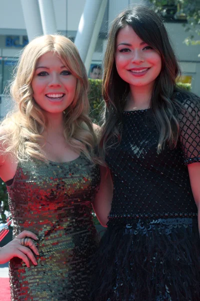 Jennette McCurdy and Miranda Cosgrove — Stock Photo, Image