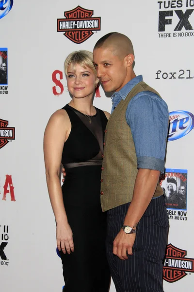 Theo Rossi, Sarah Jones — Zdjęcie stockowe