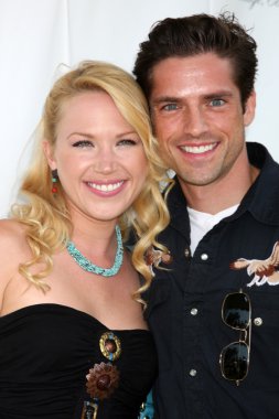 Adrienne Frantz ve Scott Bailey