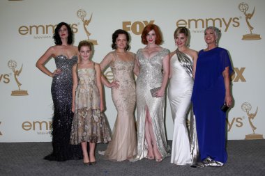 Jessica par kiernan shipka. Elisabeth moss, christina hendricks, cara buono
