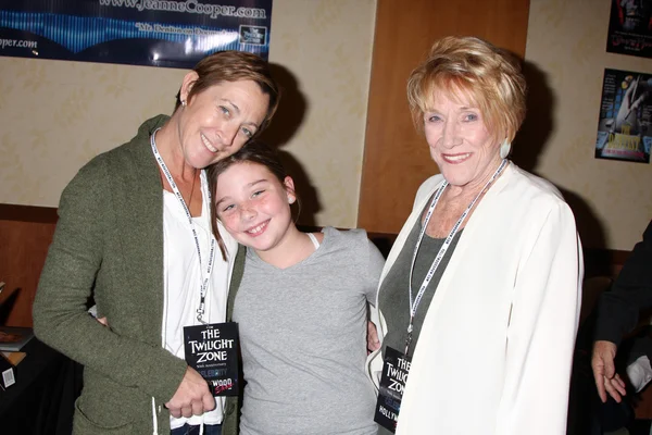 Hija Caren Bernsen y su hija con Jeanne Cooper — Foto de Stock