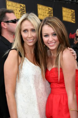 Miley Cyrus ve annesi