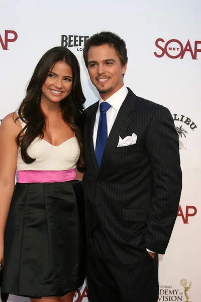 Shelley Hennig & Darin Brooks — Stockfoto