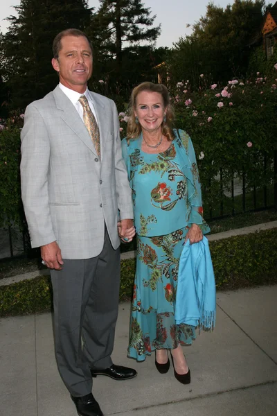 Max Caufield y Juliet Mills —  Fotos de Stock