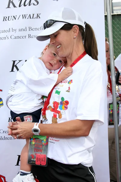 Brandi Chastain e Son Jaden — Fotografia de Stock