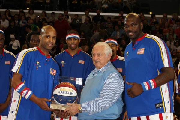 Tommy Lasorda y Harlem Globetrotters — Foto de Stock