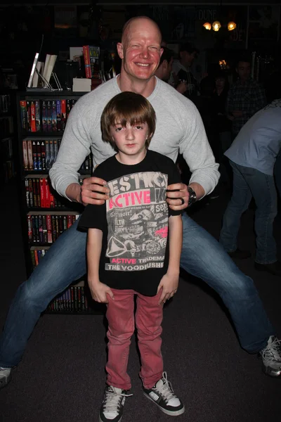 Caleb Guss (jeune Jason 2009) & Derek Mears (Jason 2009) — Photo