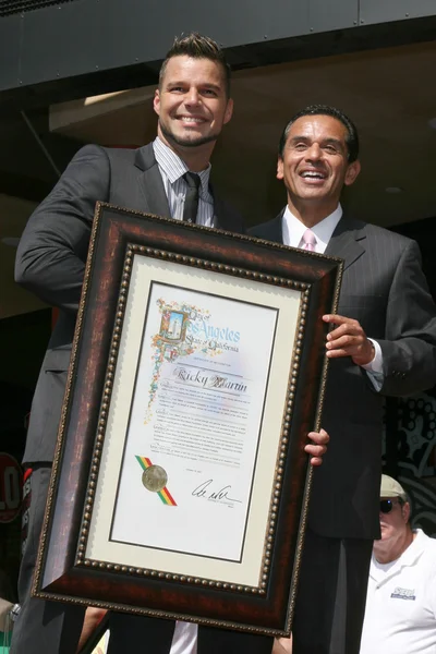 Рикки Мартин и мэр Лос-Анджелеса Антонио Вильярайгоса — стоковое фото