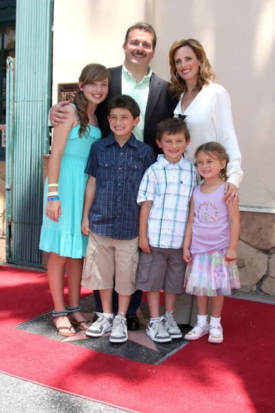 Marlee Matlin & Husband Kevin Grandalski , with children — Stock Photo, Image