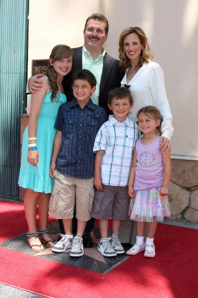 Marlee Matlin & Husband Kevin Grandalski , with children — Stock Photo, Image