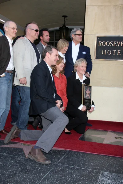 Glenn schließen mit ihren Co-Stars aus "The Big Chill, Beschädigungen und dem Schild"" — Stockfoto