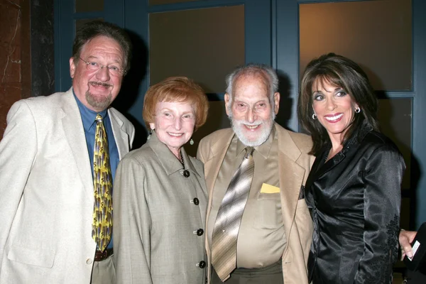 Kate Linder, with her parents and husband Ron — Stock Photo, Image