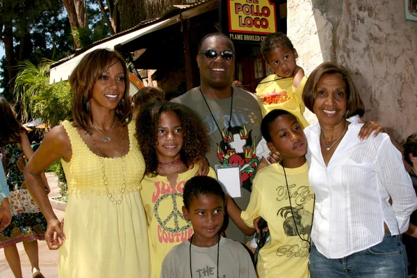 Holly robinson peete, make rodney, sina barn, och hennes mor delores robinson — Stockfoto