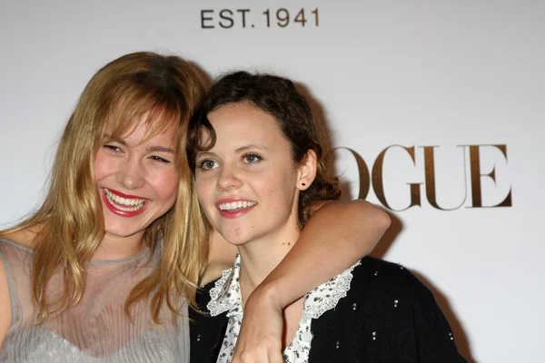 Brie Larson, Sarah Ramos — Zdjęcie stockowe