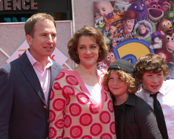 Joan Cusack & Family — Stock Photo, Image