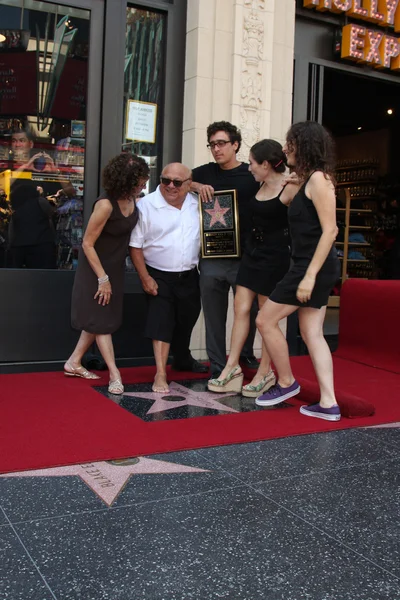 Danny devito, s manželkou rhea perlman a jejich děti — Stock fotografie