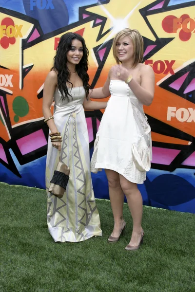 Vanessa Hudgens and Kelly Clarkson — Stock Photo, Image
