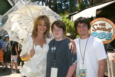 Deidre Hall ve oğulları Tully ve David