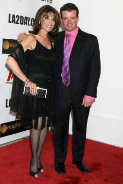 Josh O'Connell ve Kate Linder