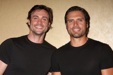 Daniel Goddard ve Joshua Morrow