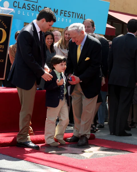 Mel Brooks, Son Max (L) y su nieto Henry — Foto de Stock