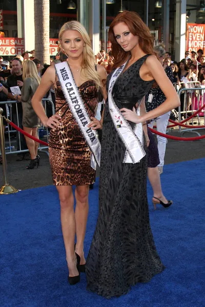 Miss Kalifornii 2011 katherine blair & miss usa 2011 alyssa campanella — Zdjęcie stockowe