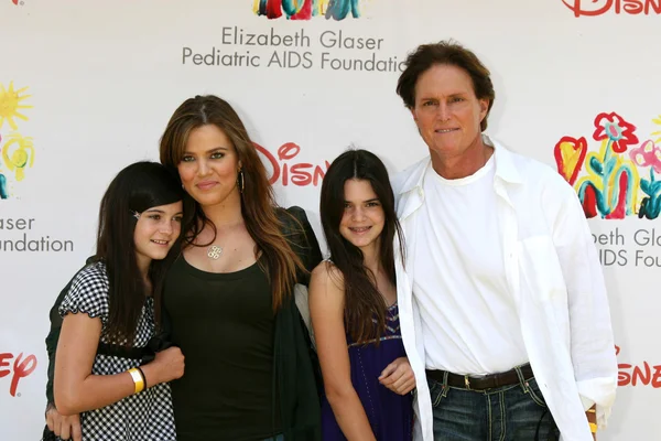 Khloe Kardashian, e o padrasto Bruce Jenner & Filhas — Fotografia de Stock