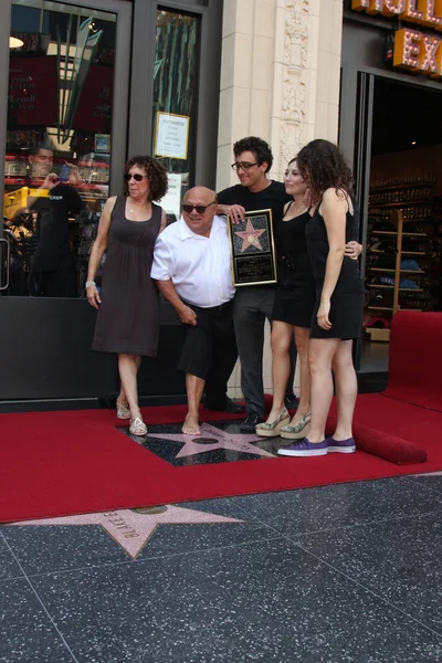 Danny devito ile karısı rhea perlman ve çocukları — Stok fotoğraf