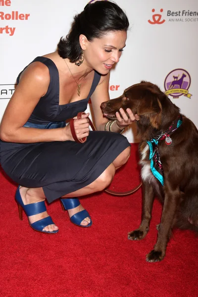 Lana Parrilla, o cão dela — Fotografia de Stock