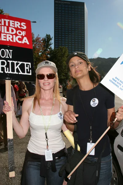 Marg Helgenberger and Anne Marie Johnson — Stock Photo, Image